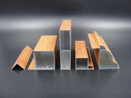 0.4mm de Houten Isolatie van de het Profielhitte van het Korrelaluminium voor Irak Maleisië